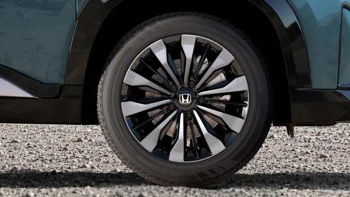 R17 Diamond-Cut Alloys with Clear Dark Finish