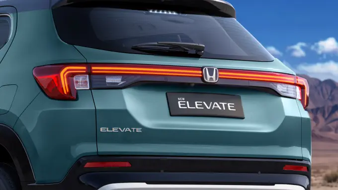 Connected Signature LED Tail Lamp